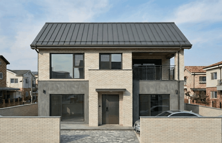 벽돌의 질감이 생활을 감싸는 집